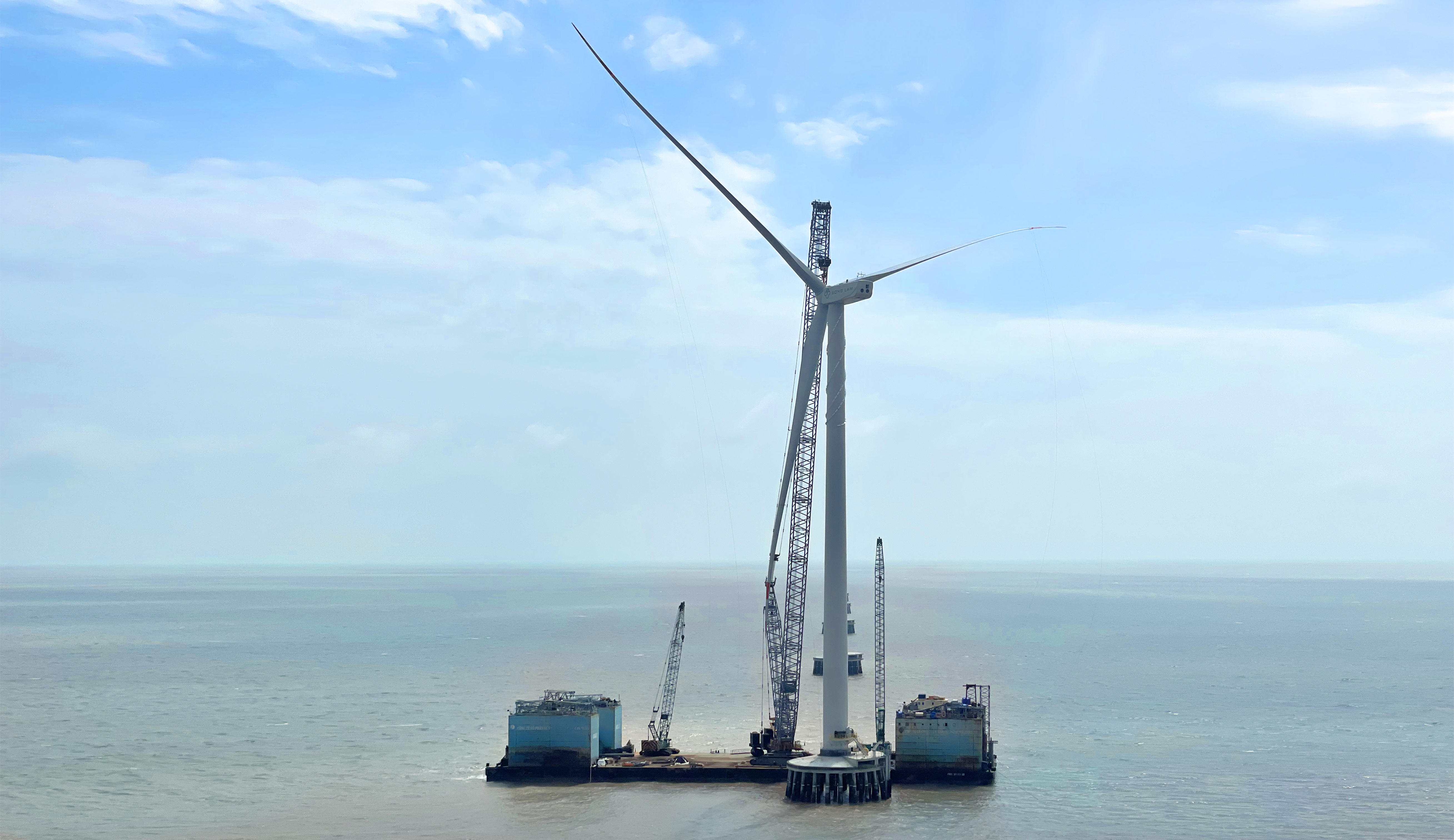 【吹響攻堅(jiān)沖鋒號】威尼斯9499登錄入口股份首個(gè)&ldquo;雙海&rdquo;項(xiàng)目順利完成首臺機(jī)組吊裝！